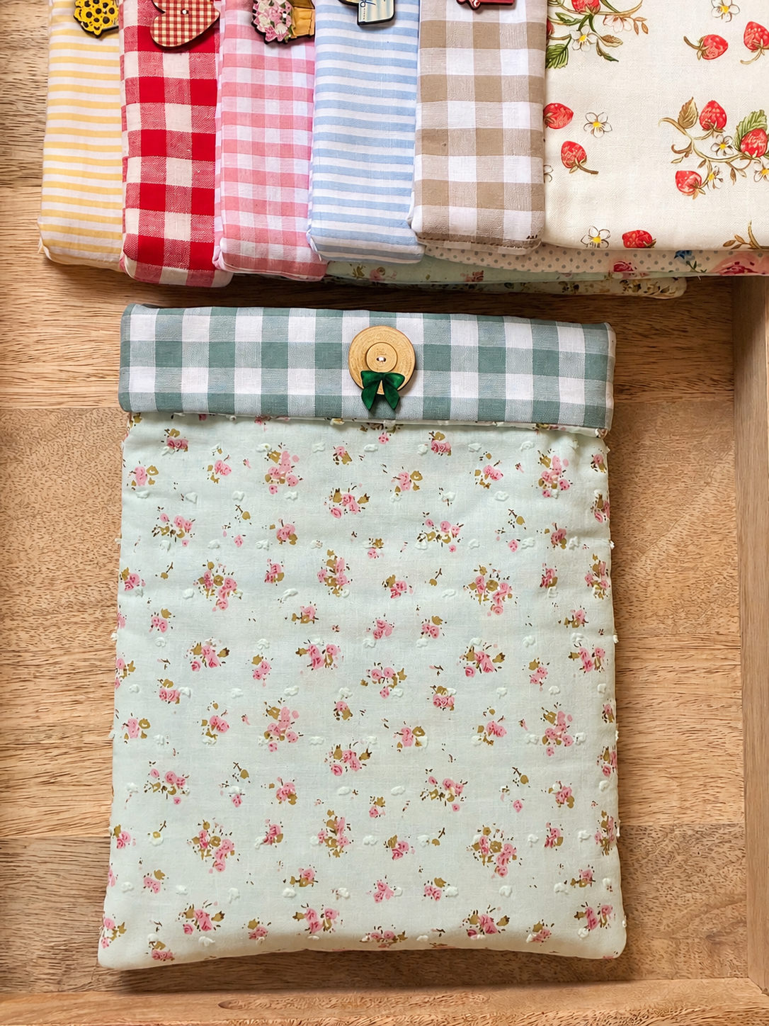Pochette Petites roses Vichy bleu-vert